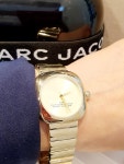 갤러리어클락 더 마크 제이콥스 여성 사각형 메탈 워치 BRAND THE MARC JACOBS  NO. MJ0120184715 : 롯데이천 갤러리어클락