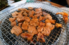 돼지갈비맛 목살구이 600g(원육만 300g) 수제 양념돼지구이 덜단맛 숯불갈비 맛집갈비 캠핑 선물세트 소포장 택배 : 이영환갈비