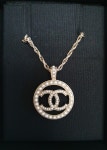 샤넬목걸이 진주트리밍 라운드원형 골드CC로고 초커 네크리스 제니목걸이 A99076 선물용 : 엘리부티크