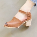 [모브딜라잇] 우드굽 버클 스트랩 사이드오픈 샌들힐 6cm (2color) G2763 : 모브딜라잇