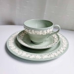 (재입고) 빈티지 웨지우드 퀸즈웨어 크림 온 셀라돈 컵 앤 소서 - Wedgwood Queensware Cream on Celadon 영국 왕실 앤틱 세라돈 커피잔... 