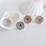 pkpj[무배]써지컬 정순한 자개 심플 단아한 스터드 고래귀걸이 2color : 삐까 뻔쩍pkpj