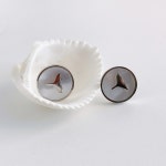 pkpj[무배]써지컬 정순한 자개 심플 단아한 스터드 고래귀걸이 2color : 삐까 뻔쩍pkpj