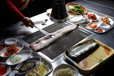 경기도 김포 명품 애기봉 민물장어 1kg 국내산 집에서 장어 구이 대물 무태장어 : 김포 애기봉 민물장어