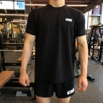 얼티밋 짐웨어 스몰 로고 머슬핏 반팔 티셔츠 블랙 : 얼티밋