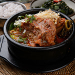 더고기식탁 한돈 생목뼈 감자탕용 2kg 냉장 국내산 돼지고기 뼈해장국 뼈찜 : 더고기식탁