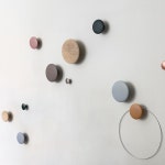 Muuto Dots Wood 무토 더 닷츠 후크 머스타드 : 베뉴페