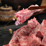 더고기식탁 한돈 생목뼈 감자탕용 2kg 냉장 국내산 돼지고기 뼈해장국 뼈찜 : 더고기식탁