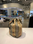 [BURBERRY] 버버리 포이베 나일론 파우치 버킷백 8026737 : 신세계파주점 코메타LX