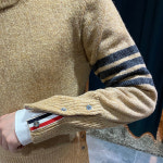 [논현 더팩토리](당일) [THOM BROWNE] 톰브라운 사선 완장 저지 스티치 클래식 니트 스웨터 / 카멜 (MKA317A 01085 275) : 논현 더팩토리... 