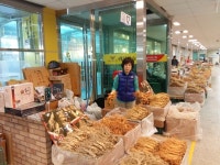 금산인삼시장 5년근 6년근 난발삼 홍삼 흑삼 요리용삼 오쿠용삼 홍삼만들기 갈아먹는인삼 : 금산 수삼시장