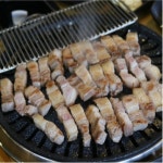 다봄쇼핑 포천흑돼지 유황삼겹살 구이용삼겹살 까망깨돈 어린이간식용 목살500g : 다봄쇼핑