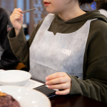옆으로 묶는 일회용 앞치마 부직포40g 100매/200매/300매 어린이집 유치원 업소용 방수 미용앞치마 : 슈베스공식몰