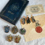 해리포터 뱃지 호그와트 그리핀도르 슬리데린 후플푸프 레번클로 브로치 : 문라이트 스토어