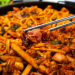 춘천유미철판닭갈비, 춘천닭갈비골목에서 1968년부터 전통을 지켜 온 닭갈비 (1인분 400g) : 유미닭갈비