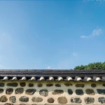돌담 담장 돌담길 한옥 기와 하늘 파르텔 민속 벽지 시트지 롤스크린 : 으뜸데코