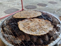 국산 맥반석 그릴 석쇠 열전도 고성능 화력 핫불맛  바베큐 스테이크 삼겹살 오징어 쥐포 새우 조개 버섯 구이 다양한 요리 캠핑 여행 주말... 
