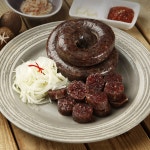 36년 전통 장충동왕족발 찰순대 고기순대 1kg 1팩 간편즉석조리 온가족 영양간식 : 럭키게스트