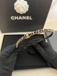 CHANEL 샤넬 CC 체인&레더 헤어밴드 : 샤미코런던