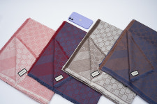 구찌 GG 울 실크 140 x 140 머플러 281942 : 생블랑