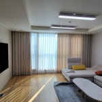 창원 북면 감계 힐스테이트 아파트, 세련된 거실스타일링엔 2중커튼 : 데코인 홈