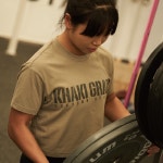 카키그라도 스크래치드 시그니처1 여성 크롭 반팔 크로스핏 티셔츠 운동복 짐웨어 데저트카키 : KHAKI GRADO