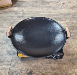 무쇠 그리들 캠핑 주물 조선 그리들 솥뚜껑 불판 깊은 전골팬 37cm 원목손잡이 : 대덕공업사