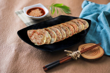 50년 전통 김해 달인양념만두 매운김치만두 1팩 (20개/660g) 캠핑음식 밀키트 [원산지:상품상세참조] : 달인양념만두