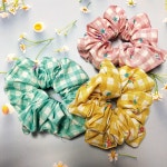 꽃과 체크 헤어슈슈 스크런치 곱창밴드 : 디어엔디어