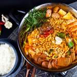 꿍스 프리미엄 부대 찌개 밀키트 3인분 865g 육즙 팡팡 햄폭탄 송탄 부찌 : 꿍스상회