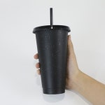 크리스마스 재사용 가능한 플라스틱 컵 700ml 710ml 22oz 24oz 빨대 및 뚜껑 포함 차가운 색상 변경 : 까미유상점