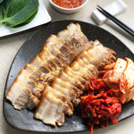 한방 통오겹살 돼지고기 수육 쌈장 새우젓소스 보쌈 세트 350g : 한솔수육