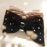 [갤러리아] 제이로렌 벨벳 리본 진주 빅 자동헤어핀 H0904 : 갤러리아백화점