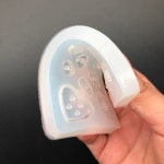 레진아트용 몰드 실리콘 틀 공예 Diy 보석 펜던트 목걸이 귀걸이 만들기를위한 1pcs 투명 사랑 버튼 실리콘 수지 금형 : 두쥬샵