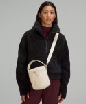 룰루레몬 크로스바디 플리스 버킷 백 Crossbody Fleece Bucket Bag 2.5L : 어썸블레어 컴퍼니