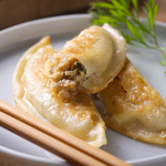 겉바속촉 철판 군만두 2.8kg / 일품 만두소 부추 돼지고기 육즙 만두피 튀김만두 : 욜로스푼