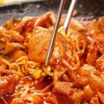 (춘천닭갈비) 춘천닭갈비 국내산 닭으로 만든 순살 춘천닭갈비 1kgx2팩 소스 1봉 우동사리 : 천둥마켓지