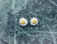 925silver 데이지 꽃 실버 은 귀걸이 : 댓데이
