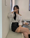 로에브 루즈핏 언발 오프숄더 셔츠 (3 color) : 더블유비 wbee