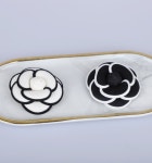 블랙 화이트 빅 카멜리아 코사지 브로치 : 스톤플러스