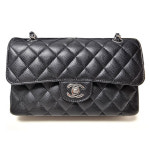 샤넬 클래식 스몰 플랩백 은장 블랙 캐비어 A01113 : LUXN