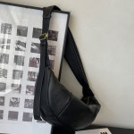 하프문크로스백 가죽 세련된 크로와상 핏 메신저백 : 단디판다