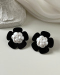 [925은침] 실버 카멜리아 블랙 플라워 귀걸이(acc2066) : 썸웨어
