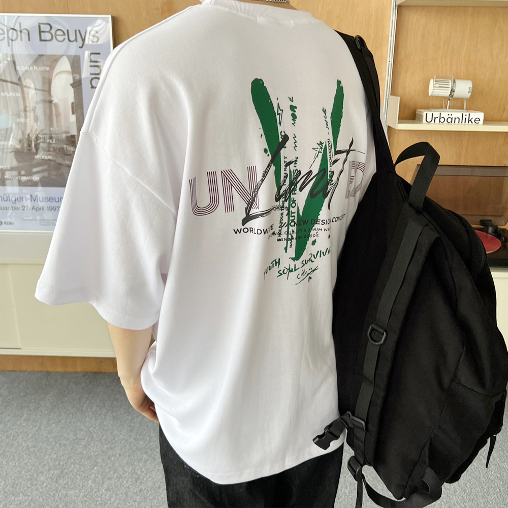 한국 남성 패션, 오버핏 박스 티셔츠와 블랙 팬츠로 트렌드 변화 중!