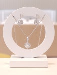 골든듀 디어블룸 0.3 ct 18K 목걸이 211900393 ( 리라인W 16 체인포함) 귀고리 0.2ct  211900575 세트 : 롯데이천 골든듀