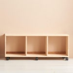 바퀴달린 이동식 1단 3칸 원목 수납벤치 긴의자 낮은 책장 아동책장 사물함 : 홈앤퍼니