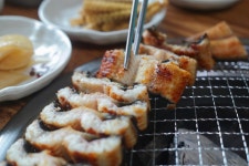 허브장어 민물장어 1kg  초벌구이 (실중량 500g이상) 100% 국내산 민물장어 장어구이 풍천장어 : 허브먹인민물장어