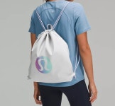 룰루레몬 남녀공용 레인보우 로고 라이트웨이트 짐 색 13L Rainbow Logo Lightweight Gym Sack 13L : 어썸블레어 컴퍼니