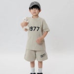 남아여름옷 어린이 라운지웨어 반팔 티셔츠 반바지 수트 여아 및 남아용 의류 1977 프린트 상의 하의 세트 여름 코튼 : 시아몰직구