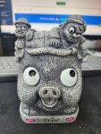 Jeju(제주) 돼지에 메달린 돌하르방, 할망(펜꽂이)  10cm x 12cm x 15cm : 제주 삼둥이네집